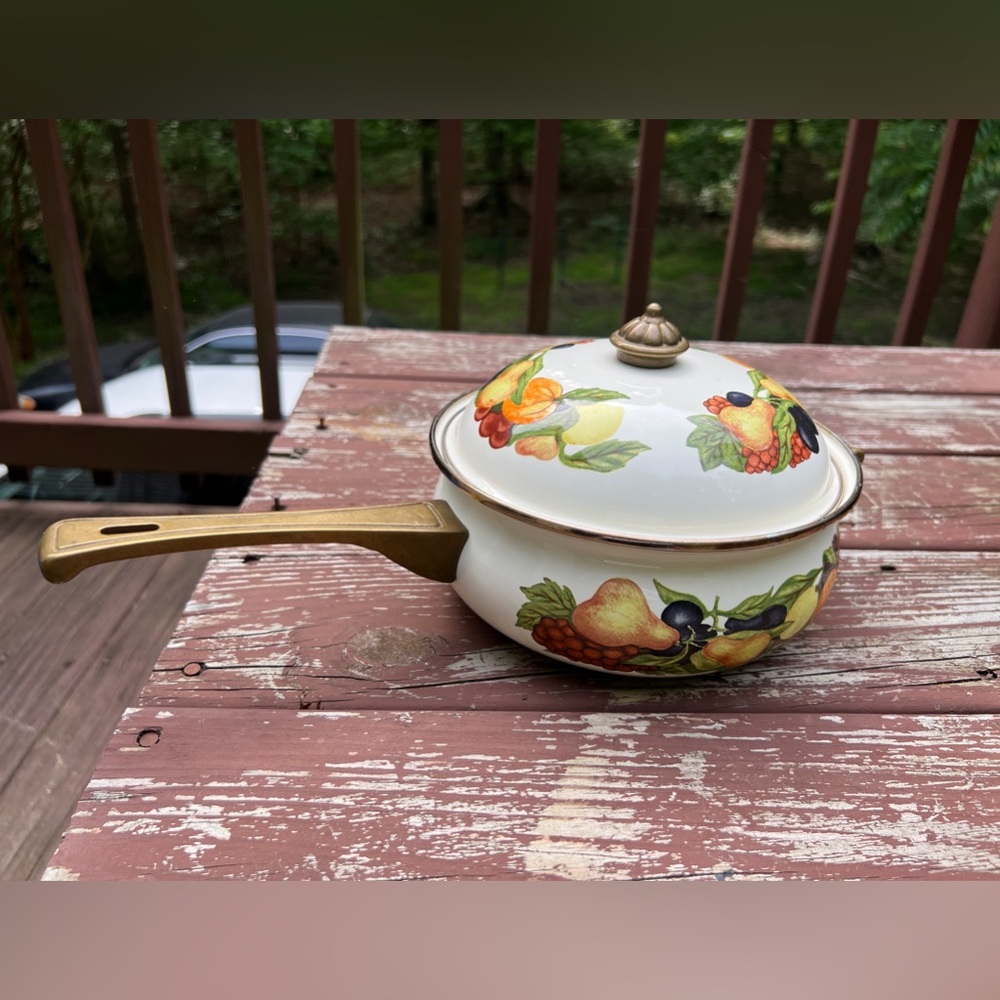 Vintage Regency Club 8" Covered Saucepan Enamel Fruit Design & Brass Handle|Chef - Picture 16 of 16